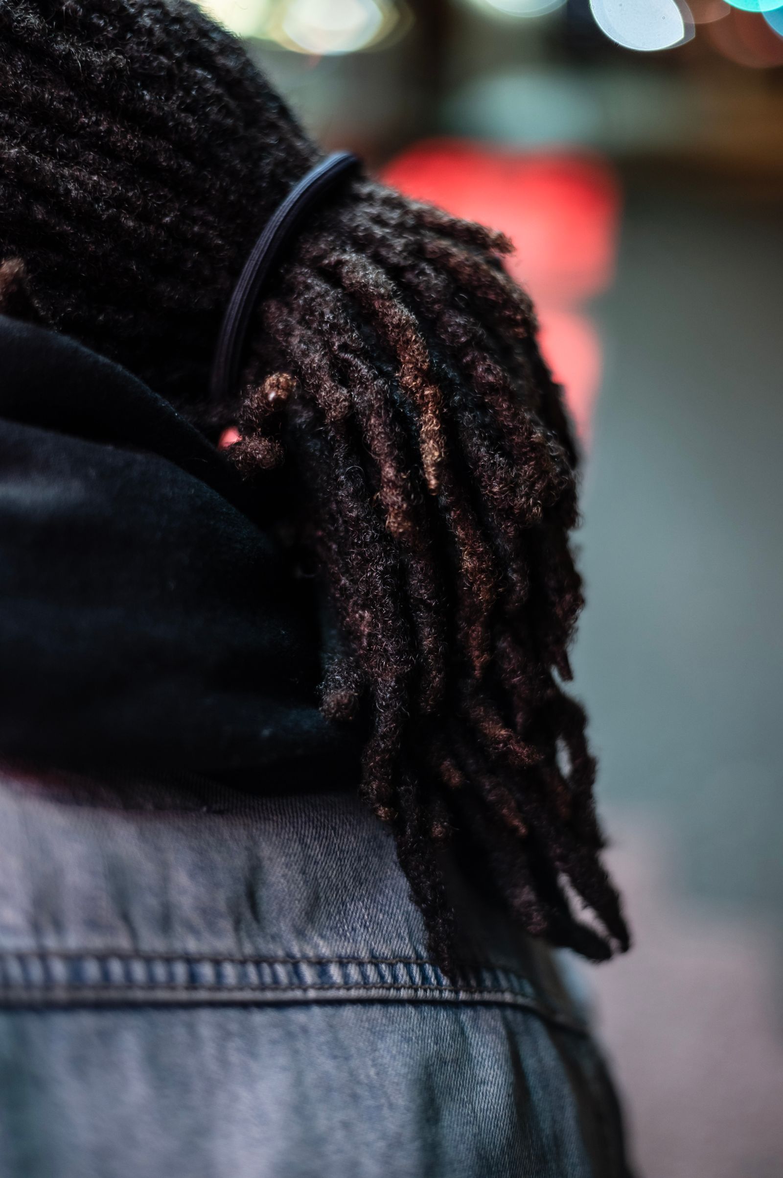 Locks afro attachees, racines reprises