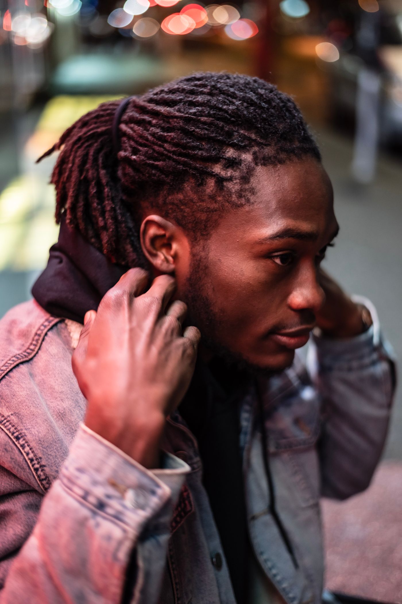 Locks fines nettes, vue de profil