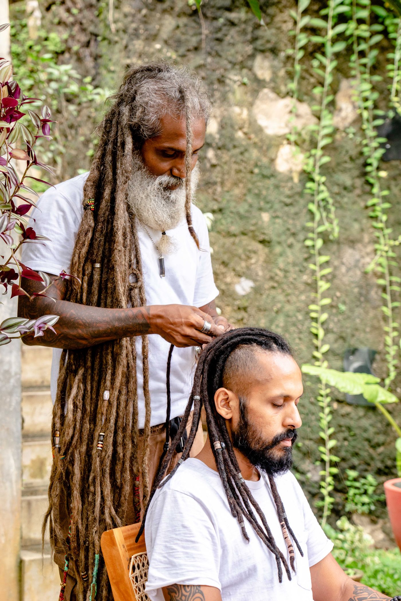 Locticien en train de reprendre des locks